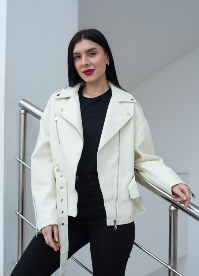 Женская куртка из эко кожи белого цвета  модель № 22847 меха малина