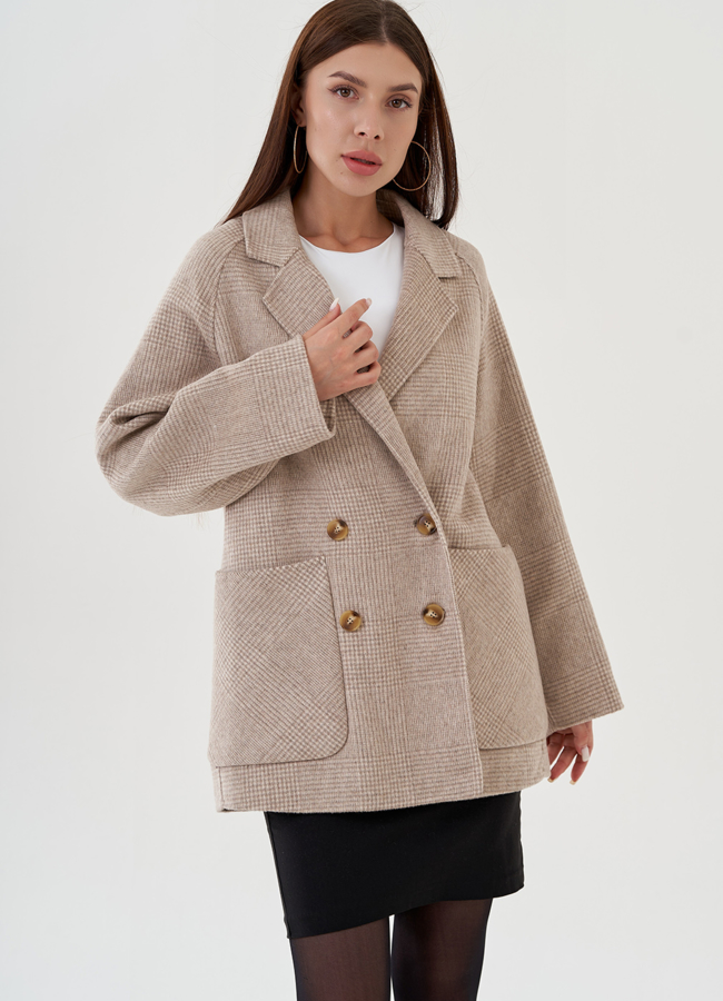 Светлое укороченное пальто с английским воротником модель № 81430 меха малина