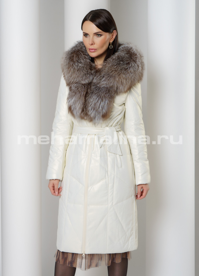 Белый пуховик из эко кожи приталенный с меховой отделкой модель № 6160 меха малина