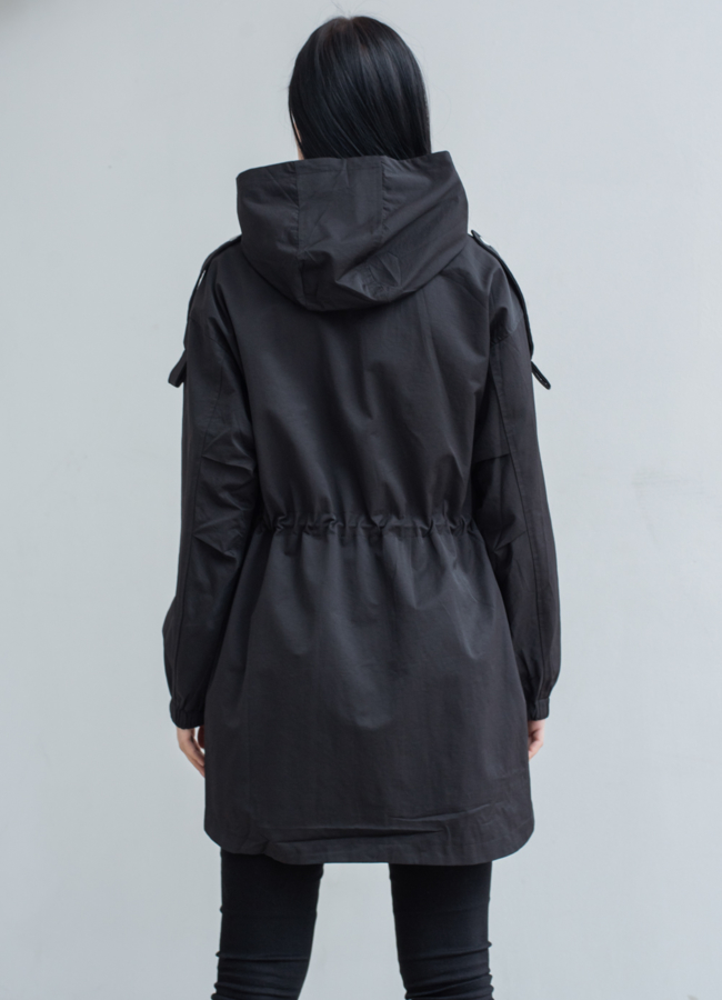 Ветровка черного цвета с капюшоном  модель № 22764 универмаг малина