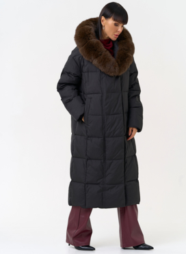 Женский пуховик черного цвета с капюшоном из меха песца