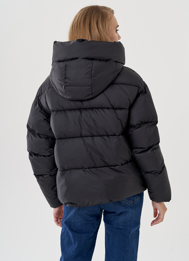 Женская куртка с капюшоном черного цвета  модель № 82039 универмаг малина