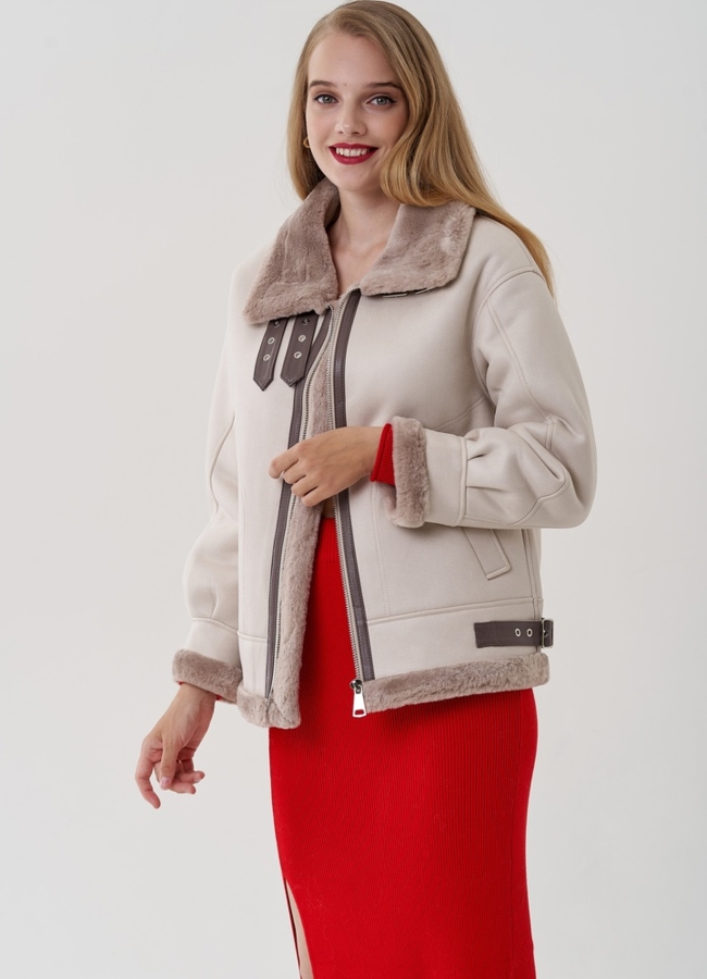 Женская дубленка в светло-бежевом цвете модель № 81226 меха малина