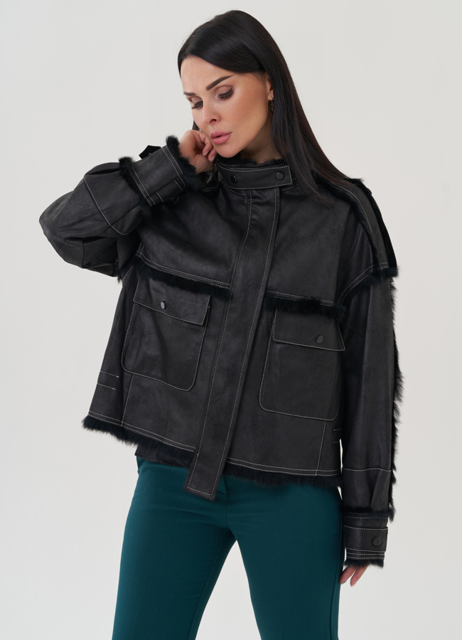 Женская куртка черного цвета  модель № 25551 меха малина