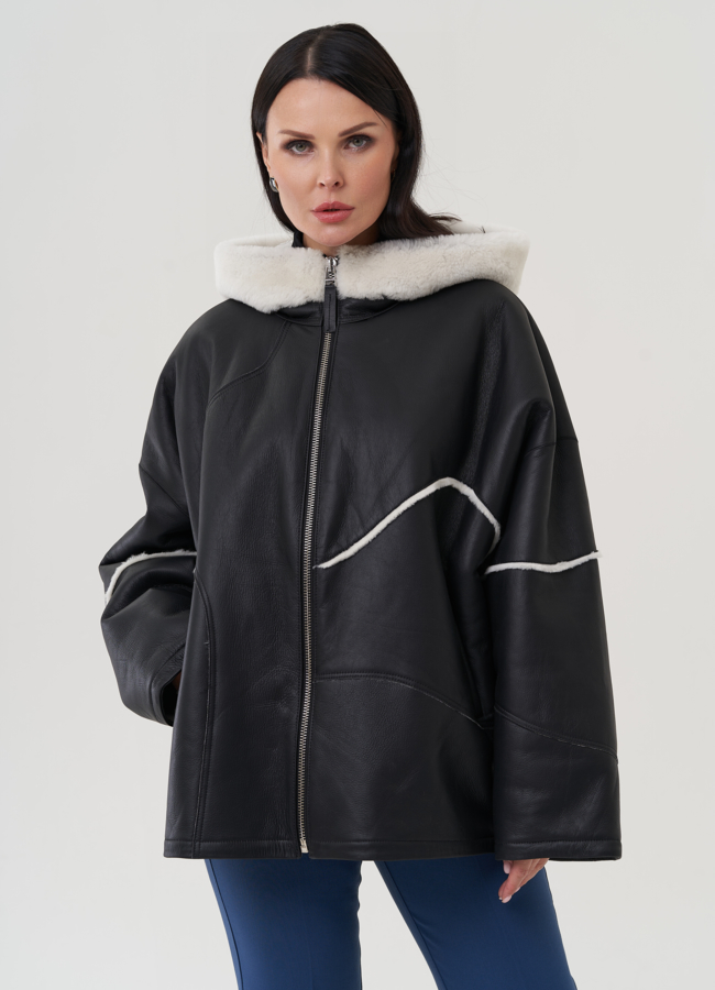 фото Короткая дубленка черного цвета с капюшоном модель № 25292
