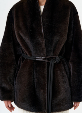 Женская шуба из эко меха коричневого цвета Женская шуба из эко меха коричневого цвета