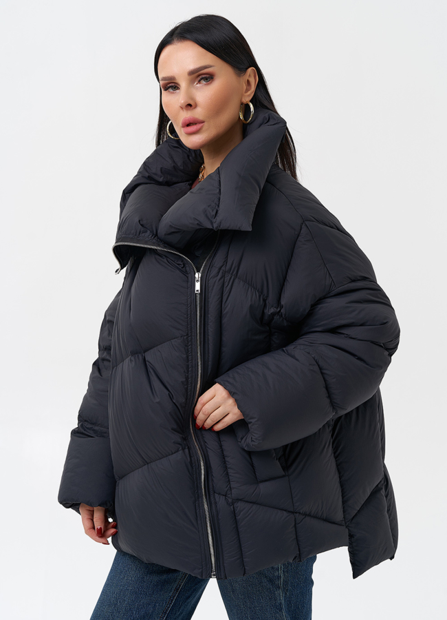 Женский пуховик черного цвета  модель № 28970 меха малина