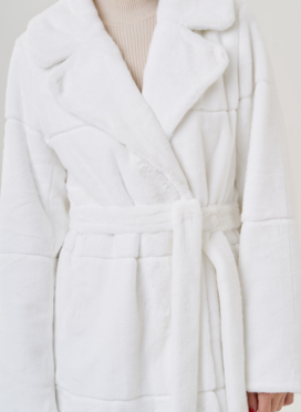 Белое пальто из эко меха