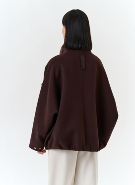 Женское укороченное пальто с высоким воротником