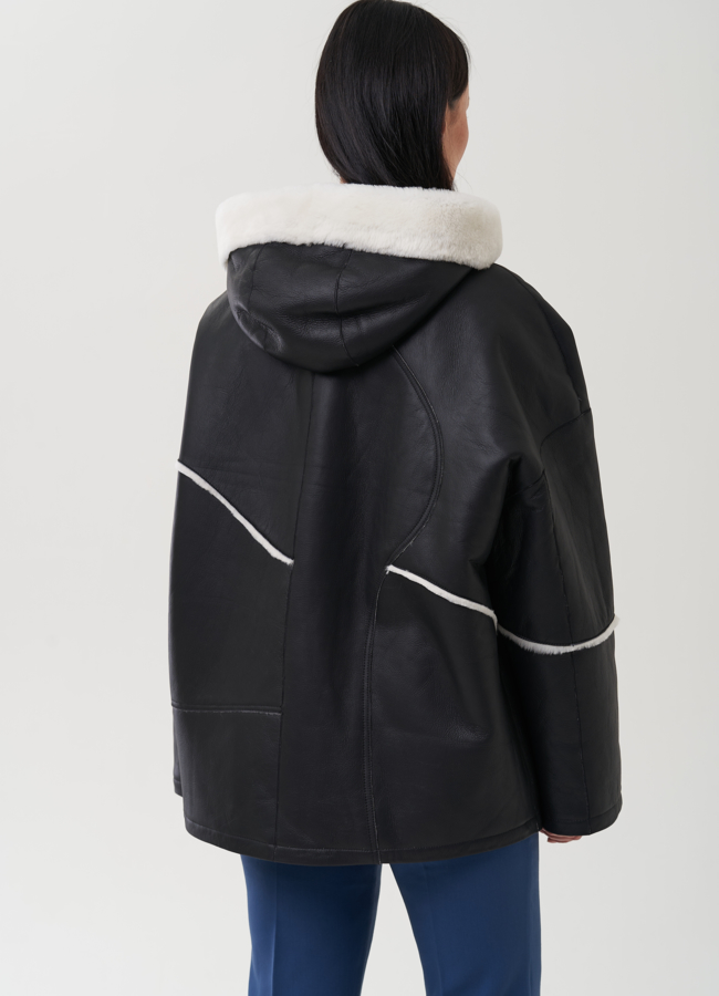 Короткая дубленка черного цвета с капюшоном модель № 25292 универмаг малина