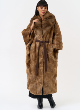 Женская шуба из меха норки с воротником их меха песца Женская шуба из меха норки с воротником их меха песца