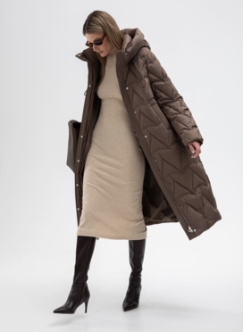 Женский пуховик коричневого цвета