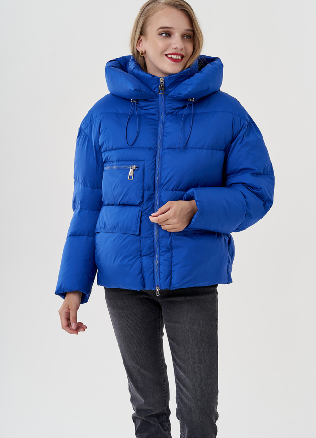 Женская куртка с капюшоном синего цвета  модель № 82039 меха малина