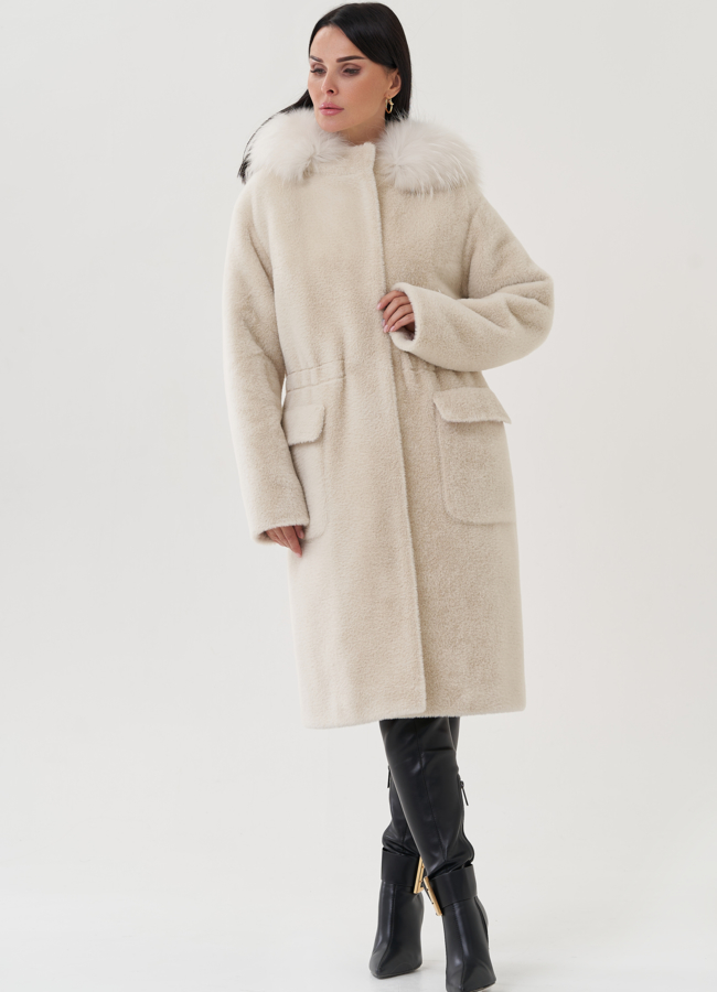 Полупальто бежевого цвета из эко меха модель № 24691 в кредит