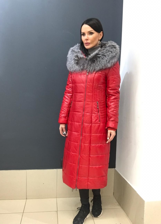 Пуховик из эко кожи на молнии с капюшоном модель № 976 меха малина