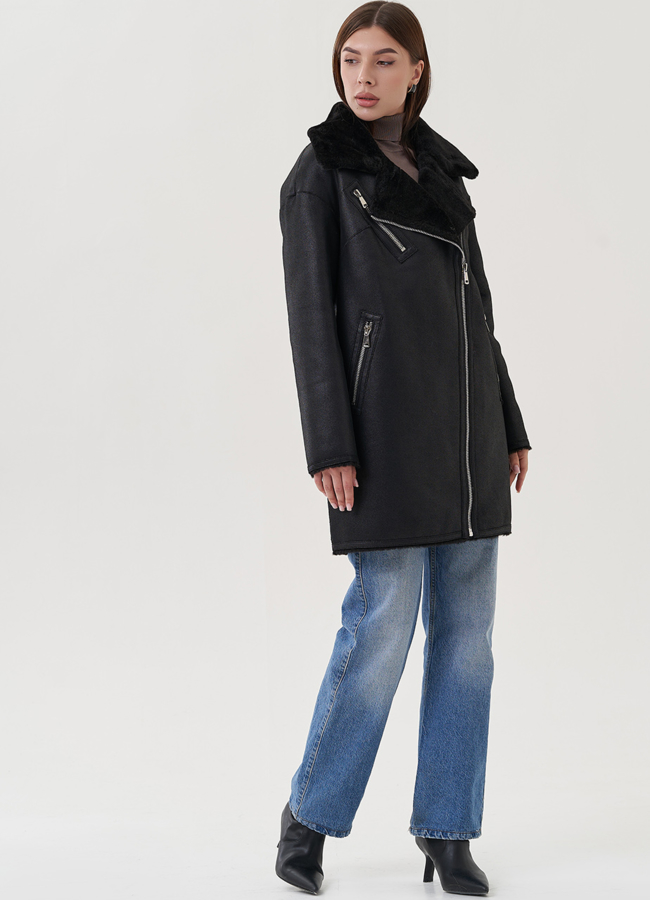 Дубленка черного цвета из эко замши с английским воротником модель № 25413 в кредит