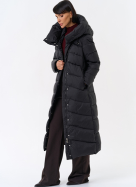 Женский длинный пуховик черного цвета с капюшоном