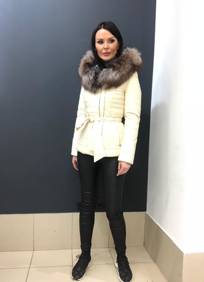 Светлый кожаный пуховик с капюшоном модель № 8796 в рассрочку