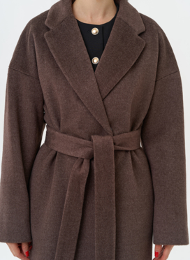 Женское пальто с английским воротником