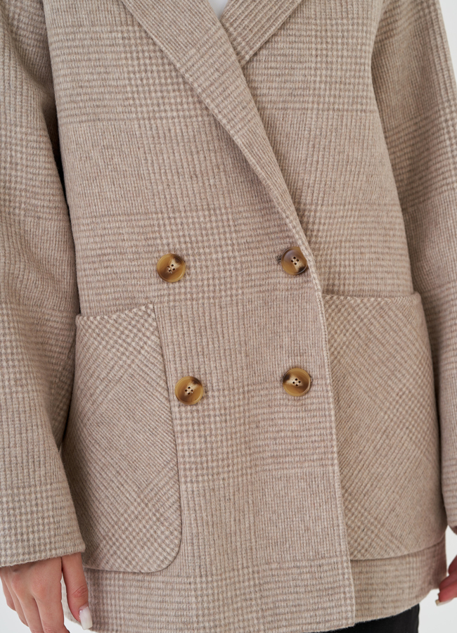 Светлое укороченное пальто с английским воротником модель № 81430 в рассрочку