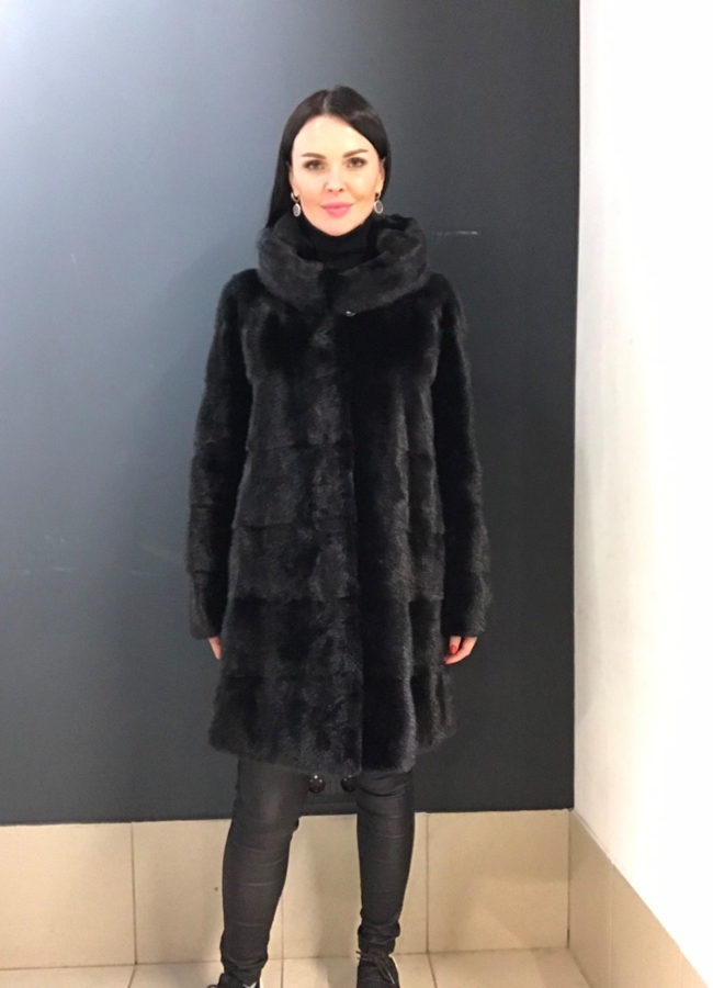 Норковая шуба с капюшоном в черном цвете модель № 2014С меха малина