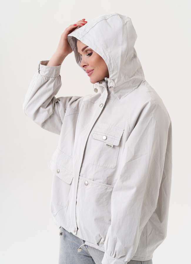 Светлая ветровка с капюшоном модель № 27260 в рассрочку