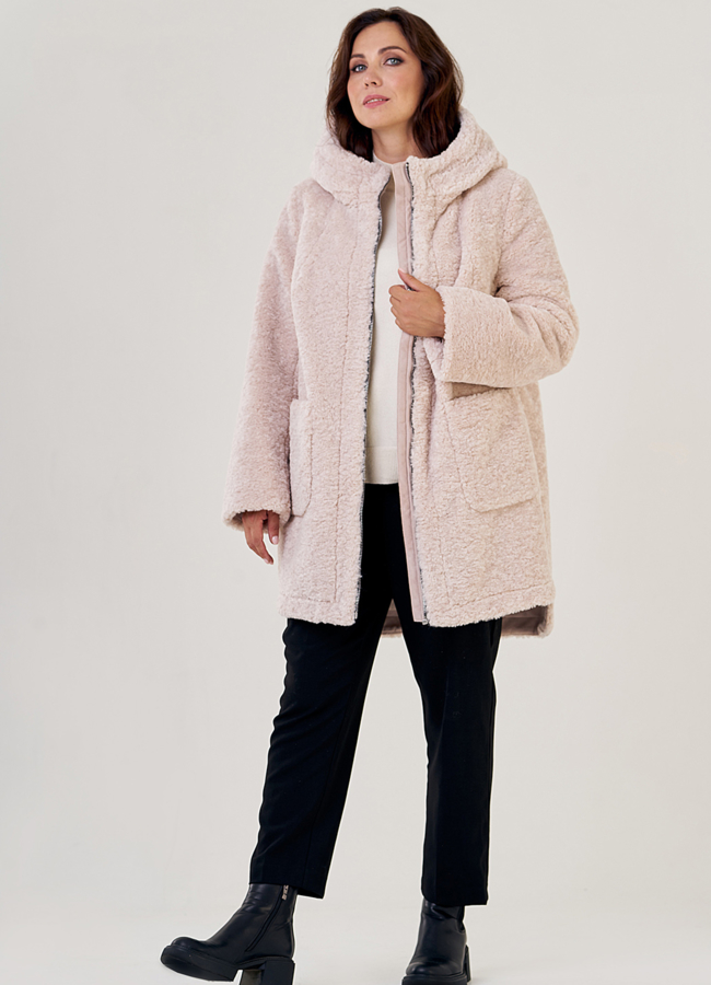 фото Женское пальто из эко меха в светлом цвете с капюшоном модель № 23123