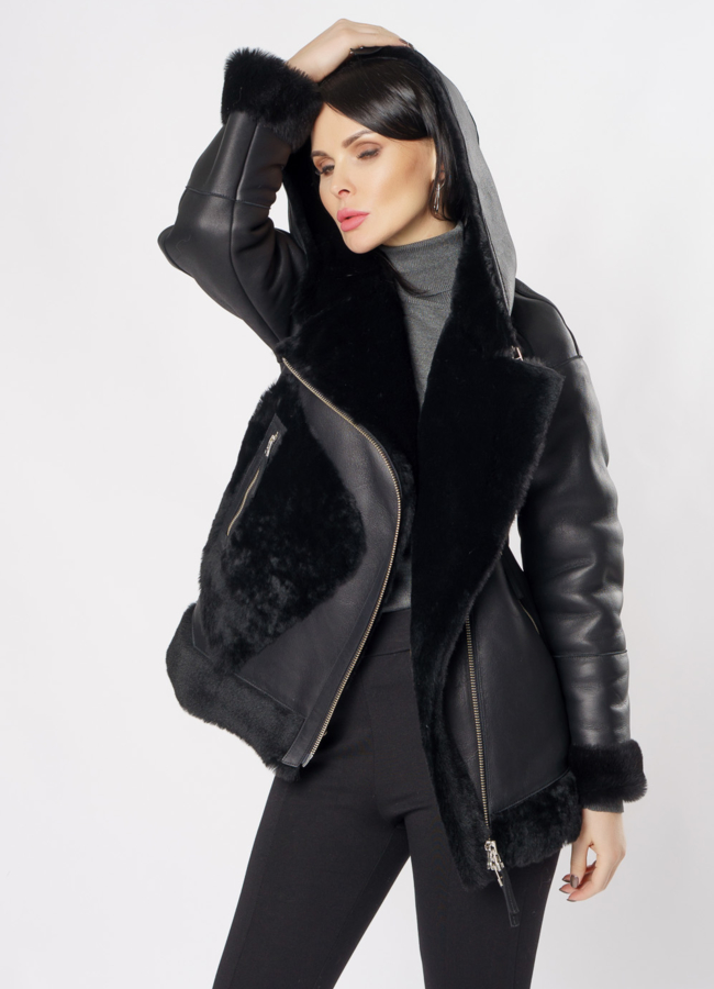 Укороченная дубленка с капюшоном черного цвета модель № 3633 универмаг малина