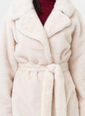 Женское пальто из эко меха молочного цвета