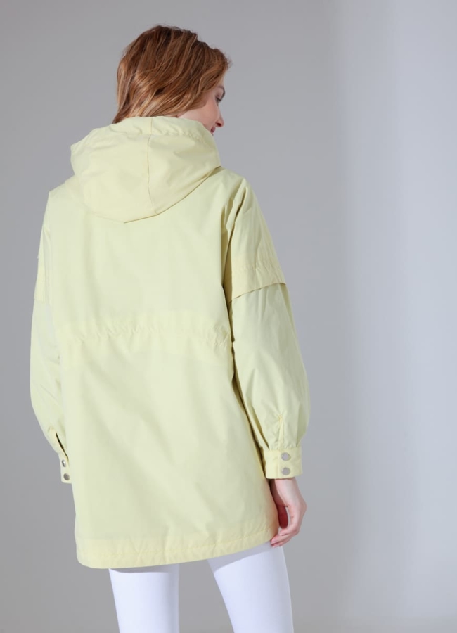 фото Куртка с капюшоном желтого цвета модель № 523