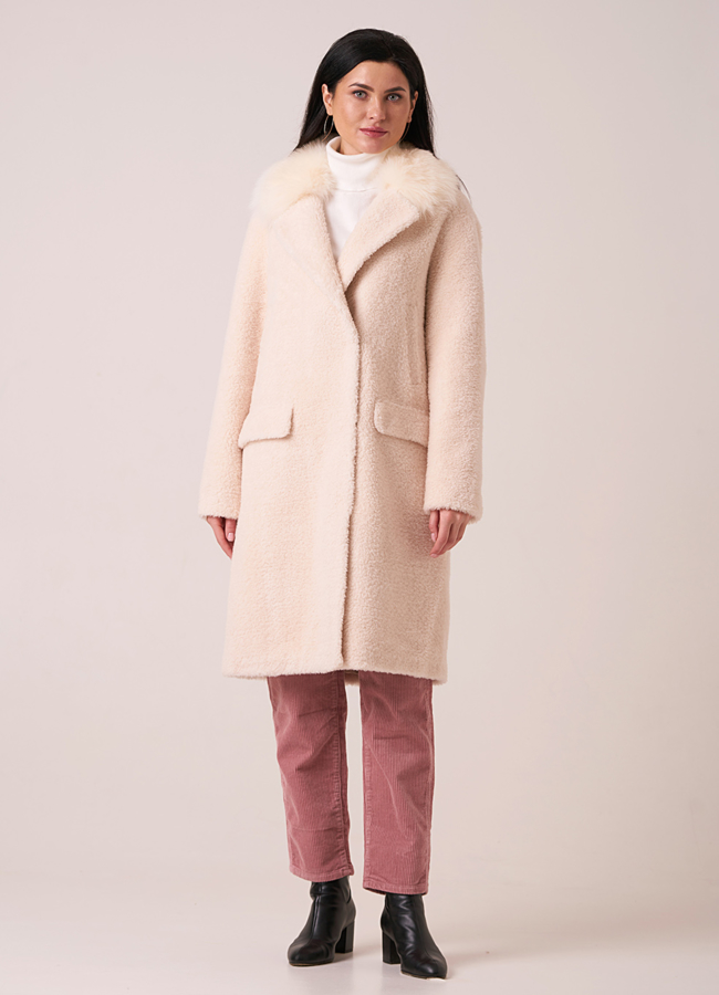 Светлое пальто из эко меха прямого силуэта модель № 17939 универмаг малина