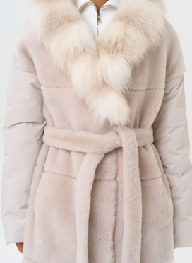 Комбинированное женское пальто из меха овчины с поясом