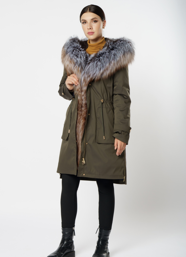 Меховая парка на молнии с капюшоном в цвете хаки модель № 7026 в кредит