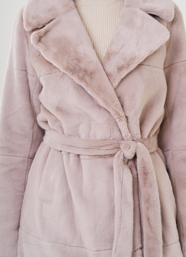 Пальто из эко меха с поясом модель № 79341 в рассрочку