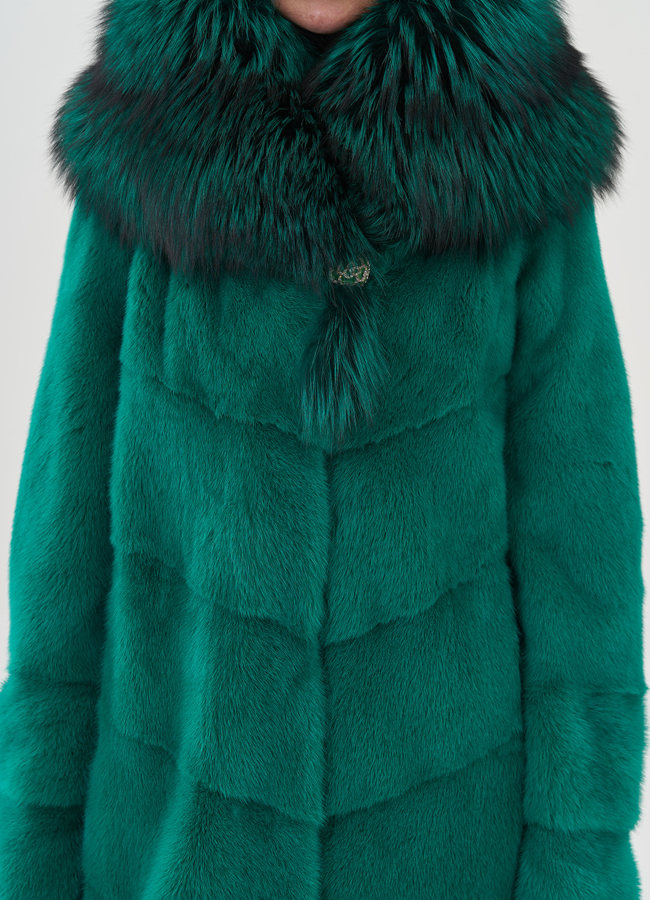 Шуба из норки в зеленом цвете с чернобуркой модель № 22073 в рассрочку