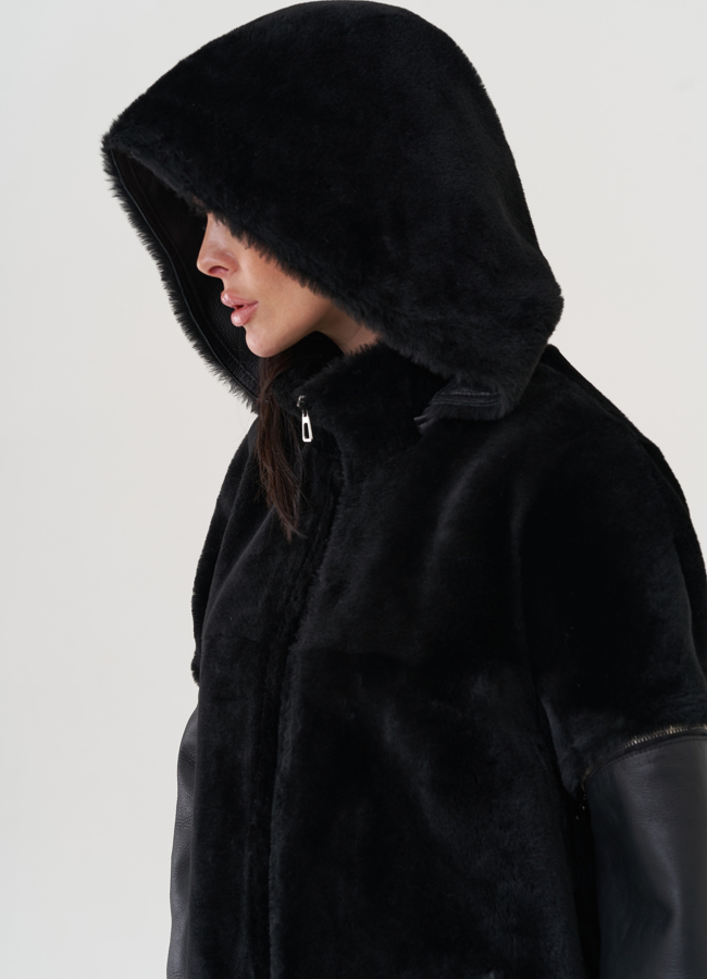 Женская дубленка черного цвета с капюшоном  модель № 25912 универмаг малина