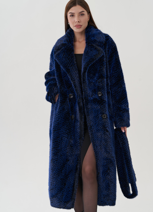 Пальто из эко меха синего цвета с английским воротником модель № 25421 в рассрочку