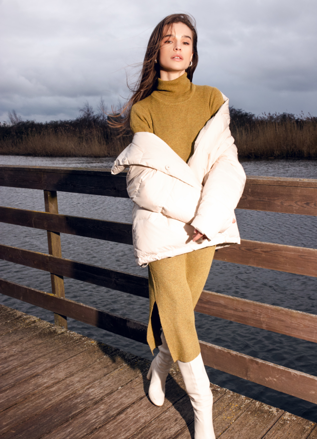 Светлый женский пуховик с воротником стойкой модель № 21838 в рассрочку