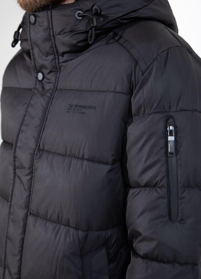 Мужской пуховик черного цвета с капюшоном  модель № 25906 универмаг малина