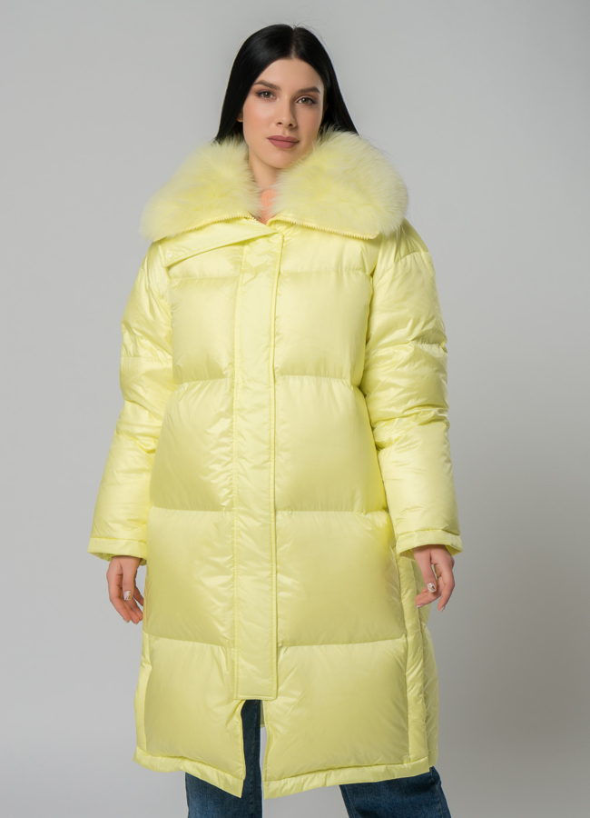 Женский пуховик желтого цвета  модель № 22165 меха малина