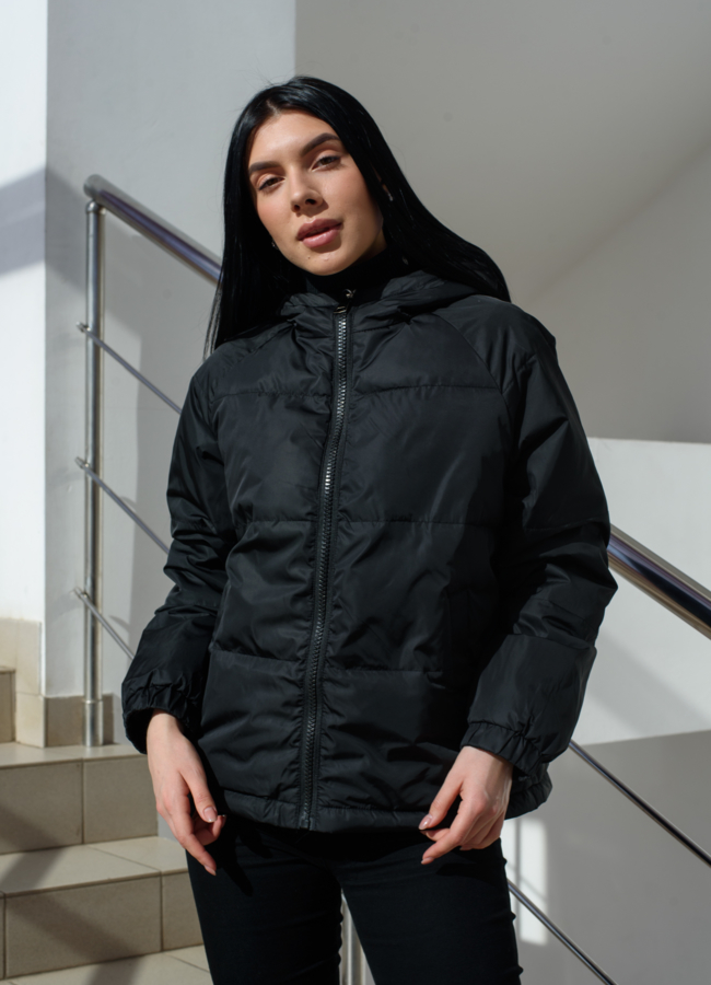 фото Женская куртка черного цвета с капюшоном модель № 22589