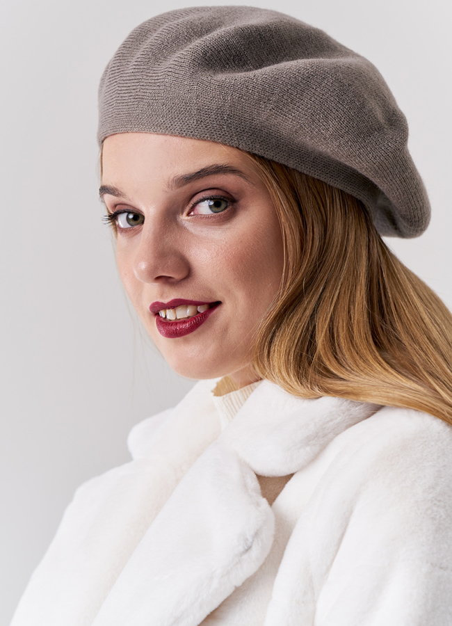 Женский берет бежевого цвета модель № 21750 меха малина