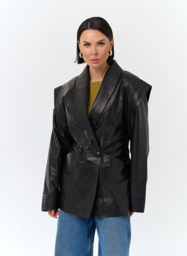 Женская куртка из натуральной кожи с акцентными плечами