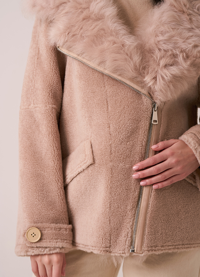 Укороченная шуба из овечьей шерсти бежевого цвета на молнии модель № 12851 универмаг малина