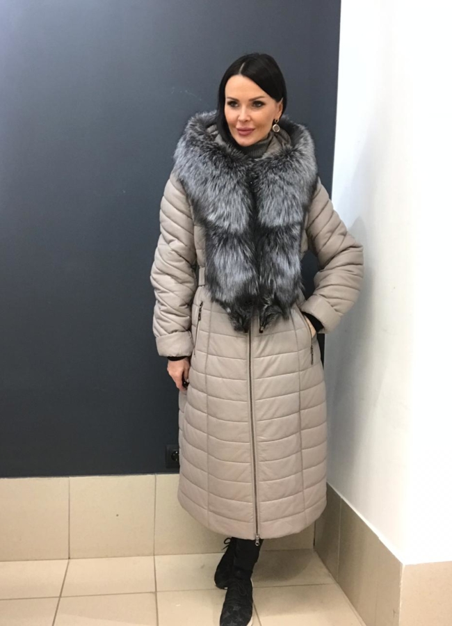 Светлый кожаный пуховик модель № 829 меха малина