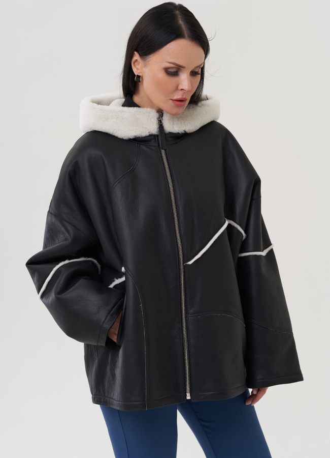Короткая дубленка черного цвета с капюшоном модель № 25292 в кредит