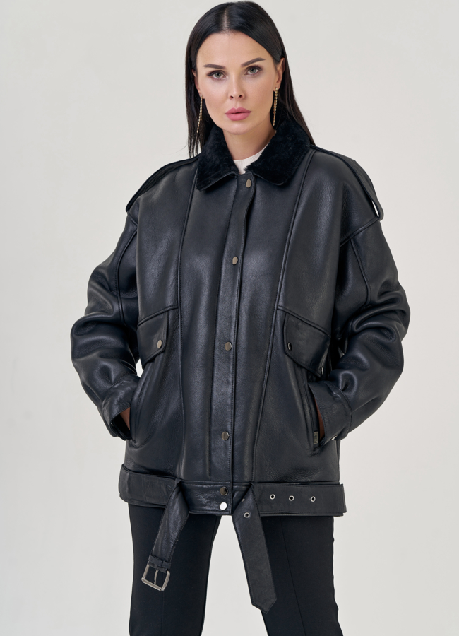 Женская дубленка пилот черного цвета  модель № 22240 меха малина