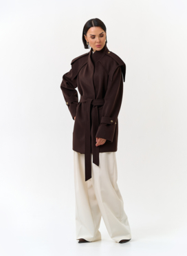 Женское укороченное пальто с акцентными плечами