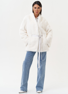 Короткая шуба из норки белого цвета