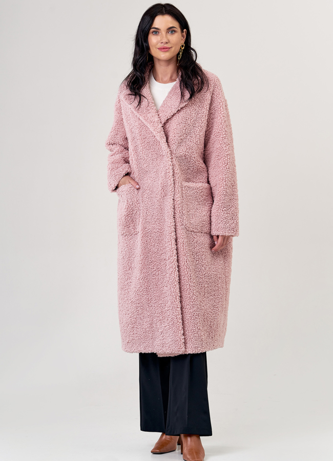 Пальто из эко меха розового цвета с английским воротником модель № 19435 в кредит